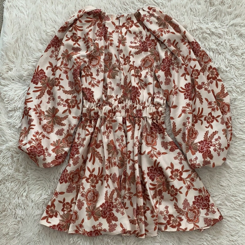 Misa Los Angeles Kara dress in falling floral satin - Picture 6 of 11